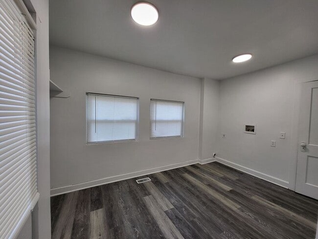 Building Photo - 523 W Maple Ave