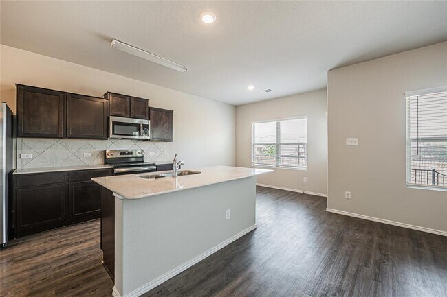 Building Photo - 108 Comet Dr