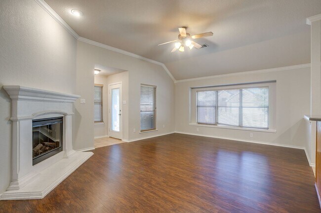 Building Photo - Beautiful Corner Lot Home in North Arlington-  3 Bed, 2 Bath- Ready for New Tenants- Arlington ISD