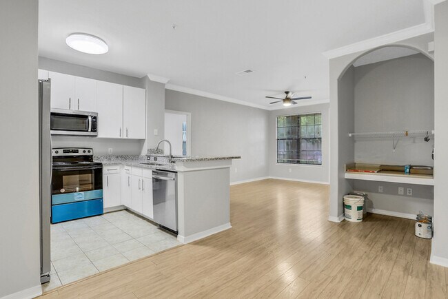 Building Photo - Stunning Remodeled 2 Bedroom Condo in Williams Walk