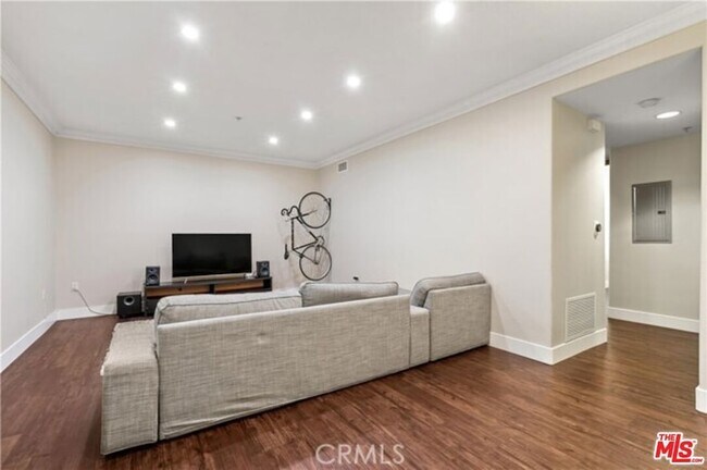 Building Photo - 1401 S St Andrews Pl