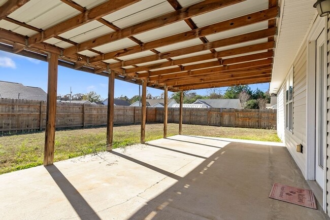 Building Photo - Cozy 3 Bed 2 Bath Home Available Now thru July 2026!