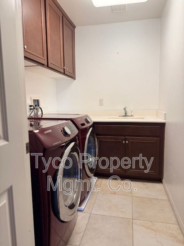 Building Photo - 5215 Sandbar Cove Way