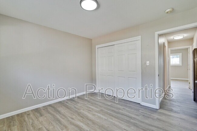 Building Photo - 685 Foxtail Dr