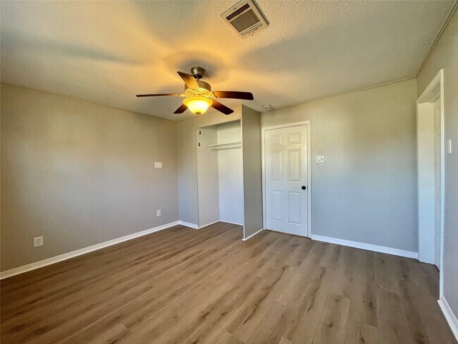Building Photo - 817 N Valderas St