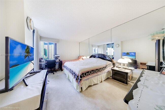 Building Photo - 520 Brickell Key Dr