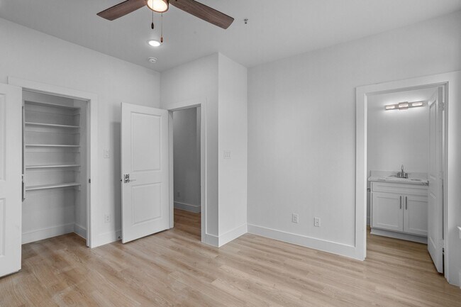 Building Photo - 2400 Benbrook Dr