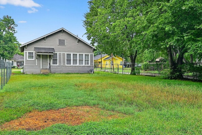 Building Photo - 300 W Moore St