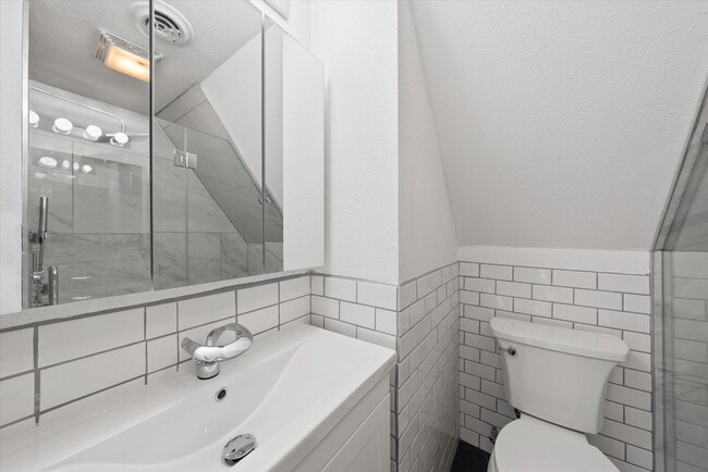 Building Photo - 2026 E Kenilworth Pl
