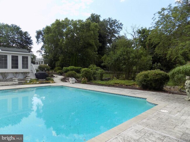 Building Photo - 313 Glenville Rd