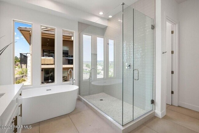 Building Photo - 1109 S Lakeview Dr