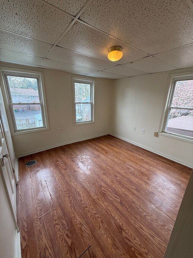 Building Photo - 133 E Commerce St