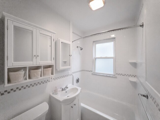 Building Photo - 21 Bradwood St