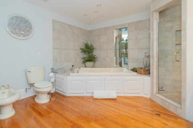 Building Photo - 944 Lakeview Dr