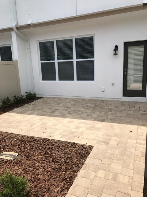 Building Photo - 3 bedroom and 2 bathrooms townhome