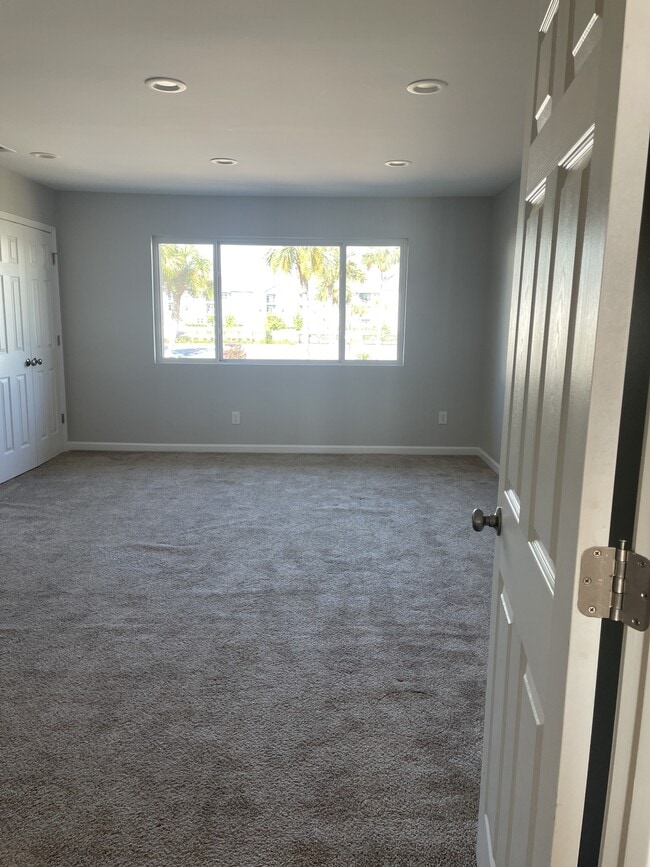 Building Photo - 6455 Oak Shr Dr