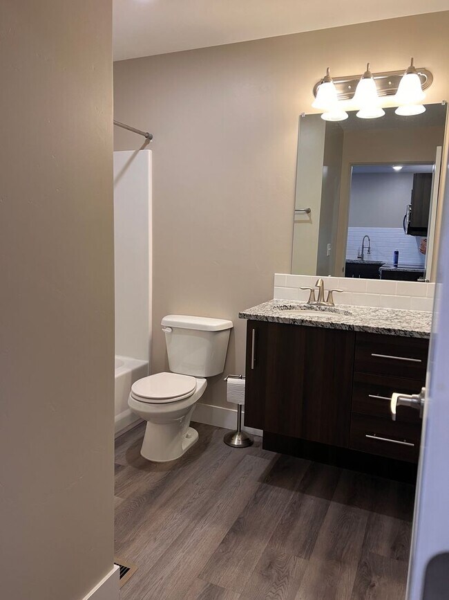 Building Photo - Clean & Modern 2 Bed, 1 Bath Apartment for Rent