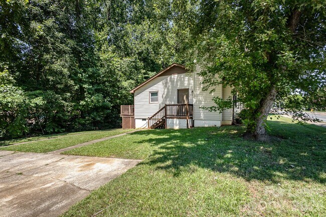 Building Photo - 3131 Vestal Pl