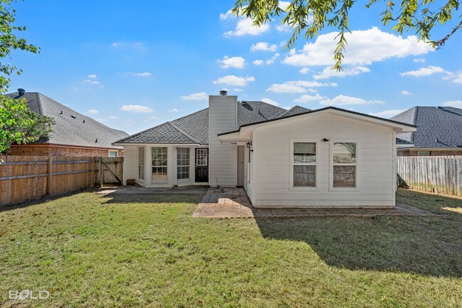 Building Photo - Check Out this 4 bed 2 bath