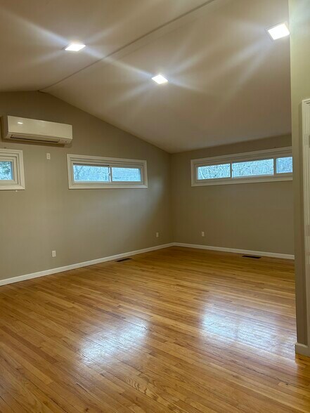 Building Photo - 19 Church Ln