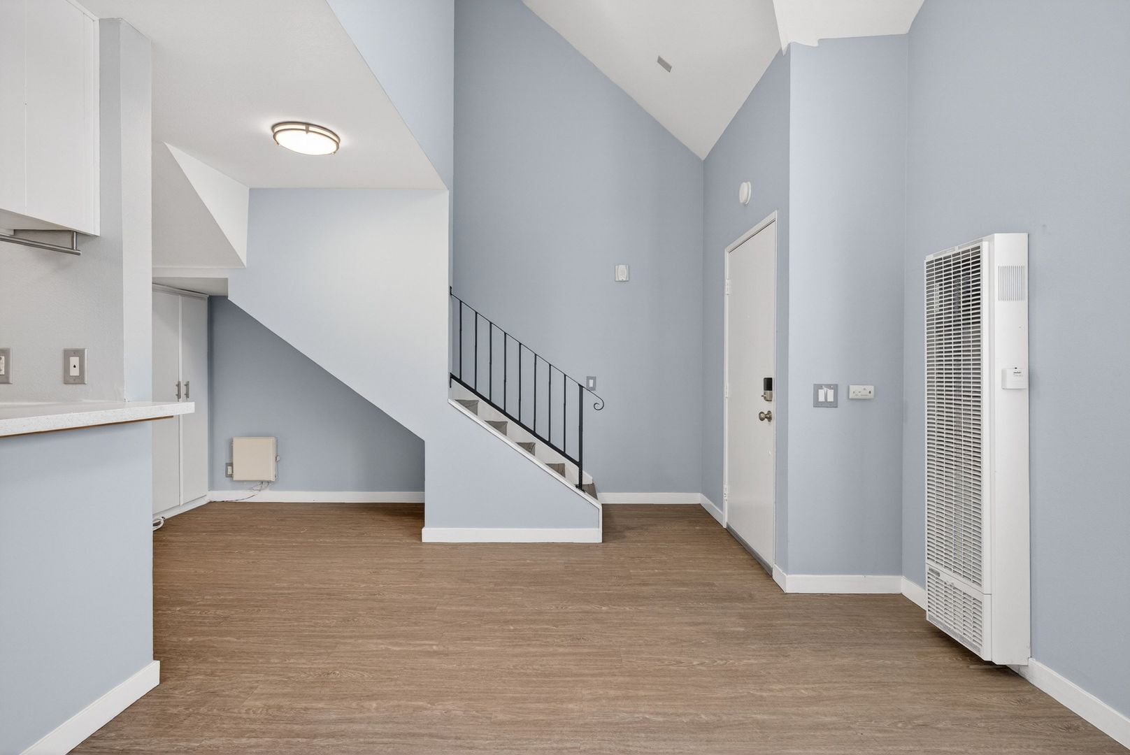 Building Photo - 533 E 11th St