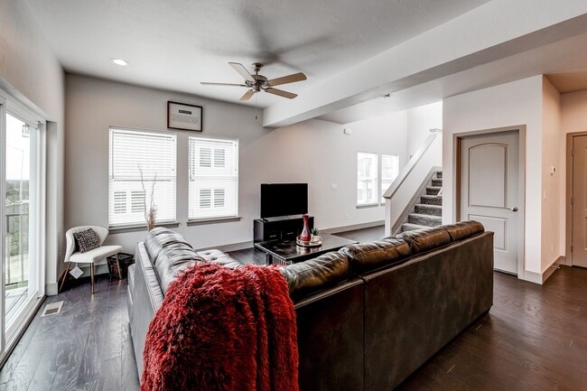 Building Photo - 2 Bedroom Luxury townhome