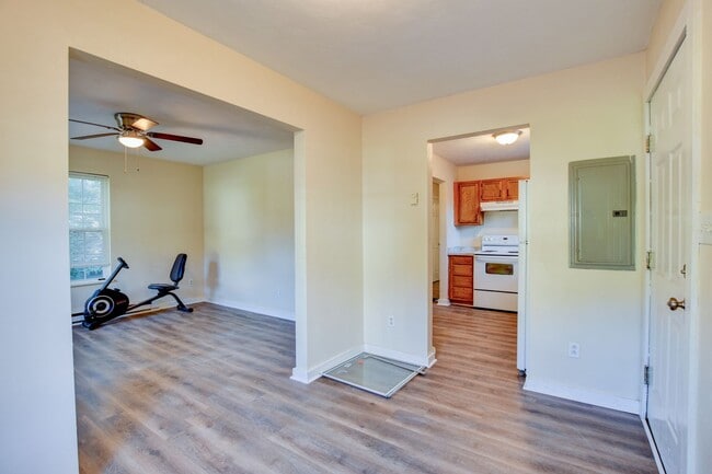 Building Photo - 3 Bedroom 1 Bathroom