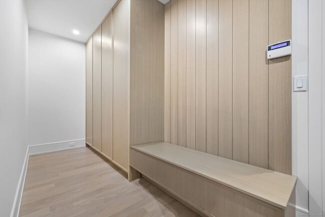 Building Photo - 187 Field Point Rd