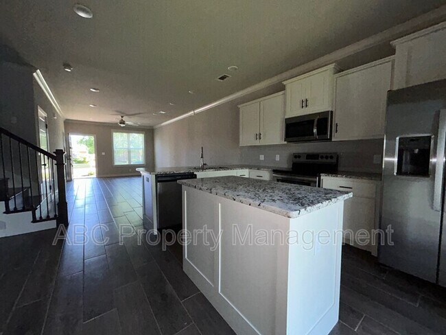 Building Photo - 3205 SW Hillstone Ave