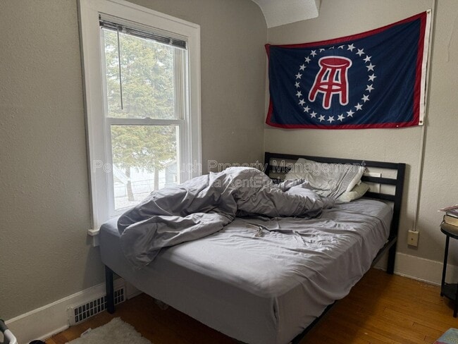 Building Photo - 606 5th St S