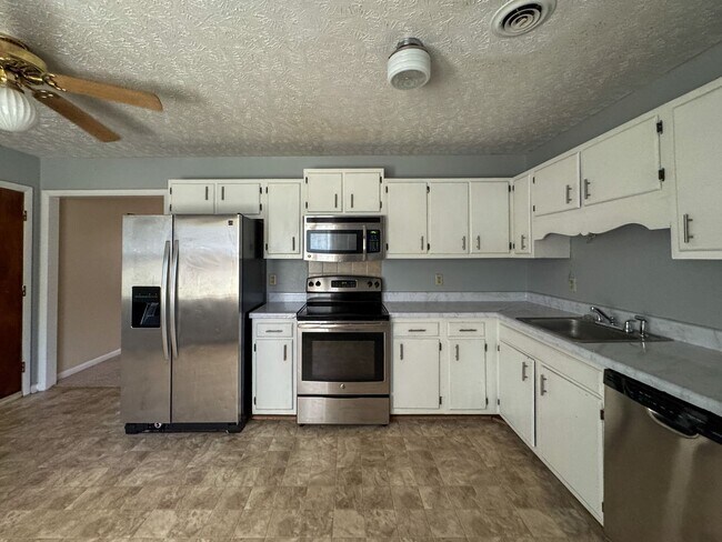 Building Photo - Cute 3 Bed 1.5 Bath Home with Fenced Yard