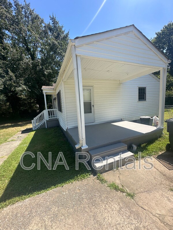 Building Photo - 1936 Clearwater Dr SE