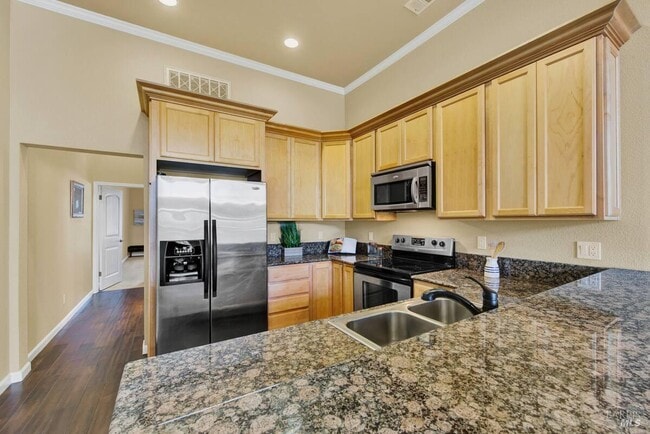 Building Photo - 528 Main St