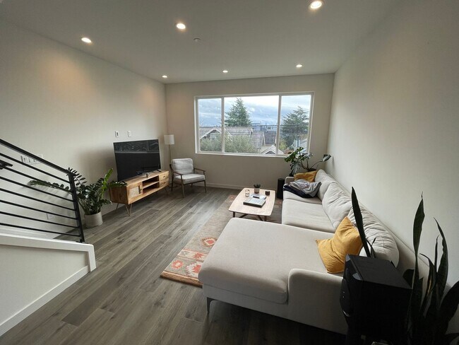 Building Photo - 4-Star Green Built 3-bed, 2 bath Modern Townhome with Views!