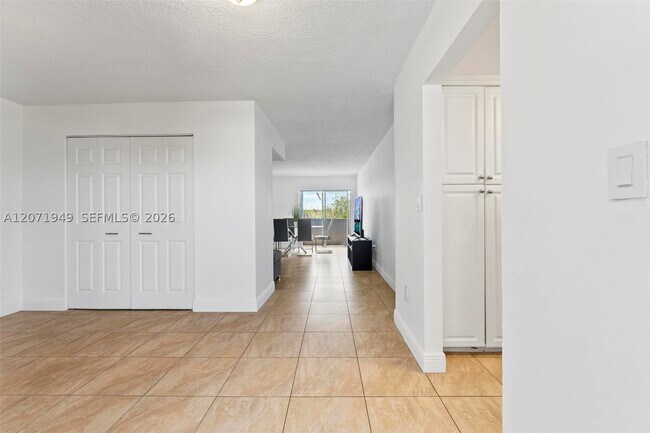 Building Photo - 9375 Fontainebleau Blvd