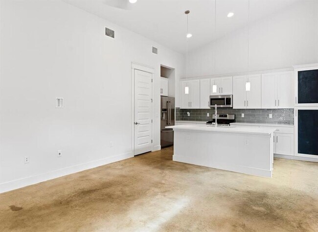 Building Photo - 1609 J J Seabrook Dr