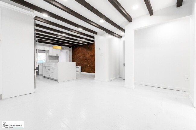 Building Photo - NO FEE! Carroll Gardens: Mint and Chic Dup...