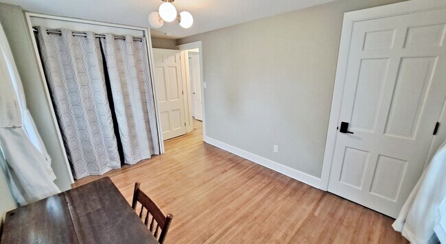 Building Photo - Fully Furnished 4 Bed / 1-1/2 Bath Single Family Home w/2 Car Garage