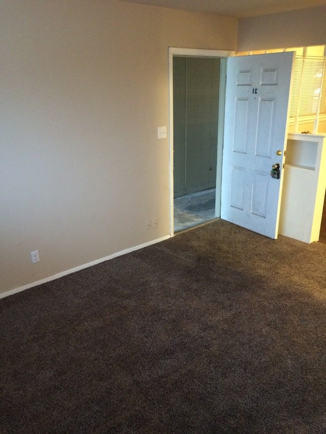 Building Photo - Lincoln Apartment Homes