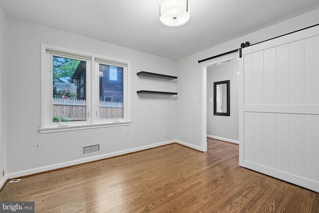 Building Photo - 6251 Lakeview Dr