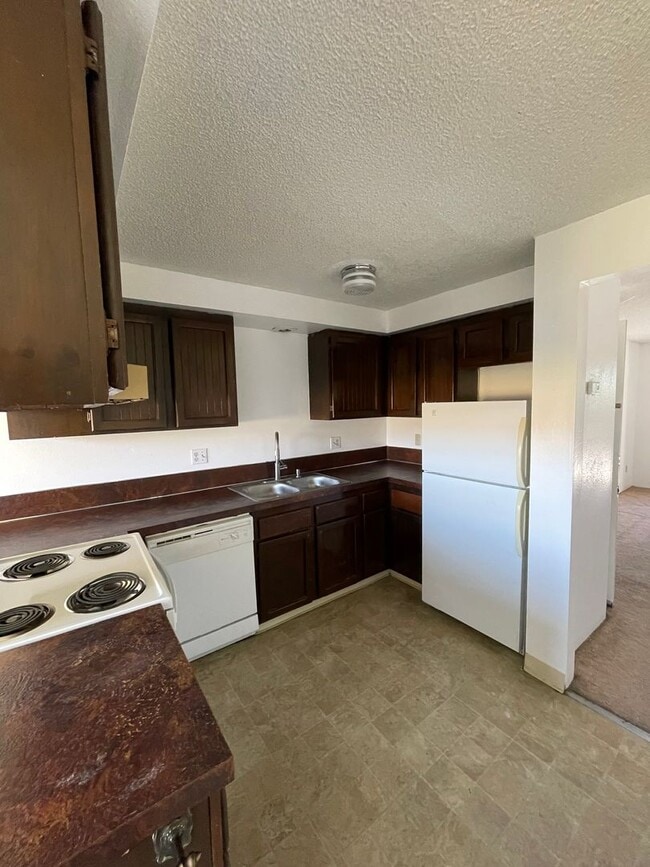 Building Photo - 3 bed 1 bath upstairs apartment with deck ...
