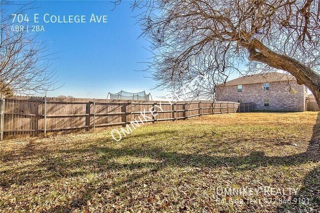 Building Photo - 704 E College Ave