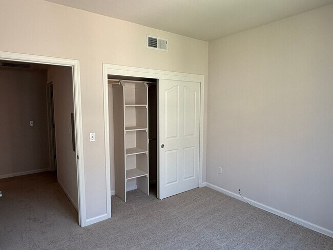 Building Photo - Beautiful 2 Bedroom 2 Bath Condo in the Desirable Villa Cortina Community!