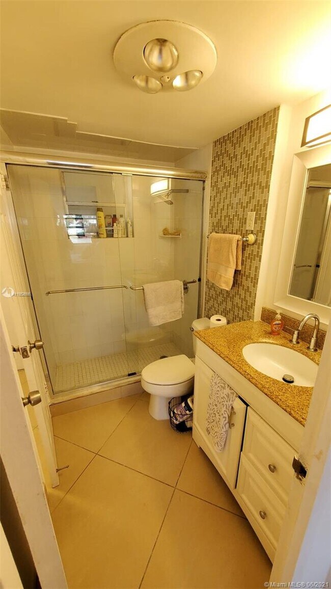 Building Photo - 220 Kings Point Dr