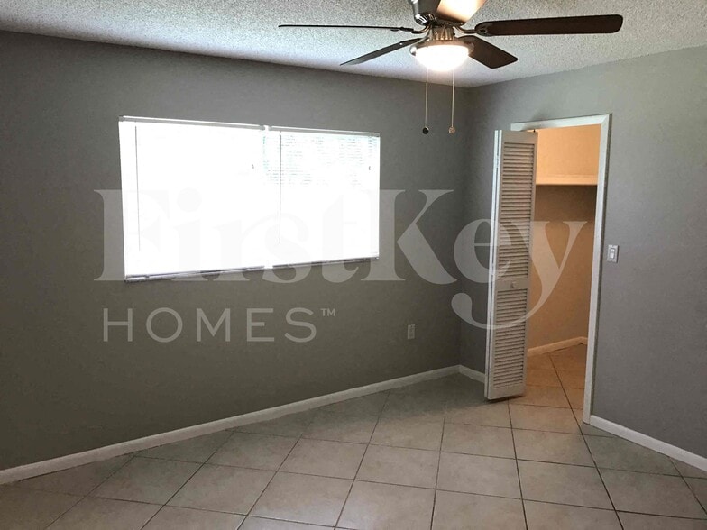 Building Photo - 904 SE 34th Terrace