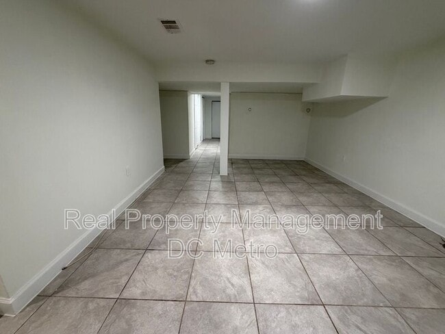 Building Photo - 405 Valley Ave SE