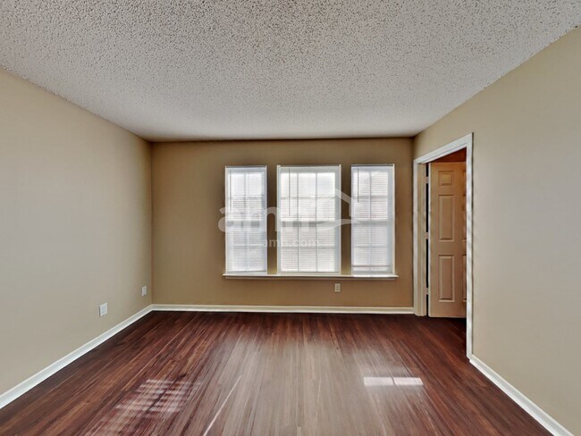 Building Photo - 10914 Cyrus Dr
