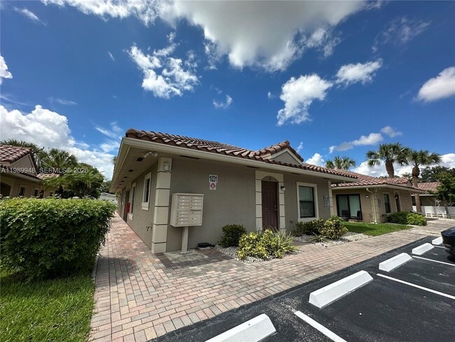 Building Photo - 1027 NE 10th Ave