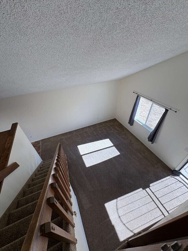 Building Photo - 2 bedroom duplex with garage - Bennett