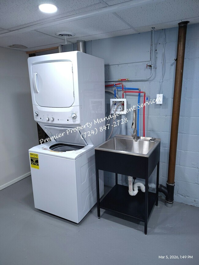 Building Photo - 906 Clyde St